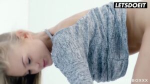 น้องสาวผิวขาวหุ่นเซ็กซี่ โดนควยใหญ่กระแทกหีแรงไม่ยั้ง จนน้ำแตกทะลักคาสลับ