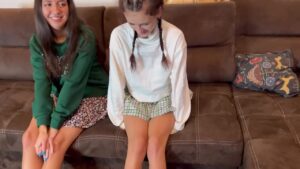 สาวหน้าตาดีมารยาทเรียบร้อย โดนควยแปลกหน้าเย็ดสดซอยหีกลางทางเดินแตกในคารู