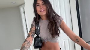 สาววัยรุ่น Charlotte Mae โดนควยใหญ่ยัดหีสดซอยแรงแตกคาหีคาห้อง