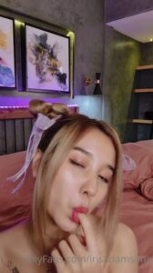 คลิปหลุด Onlyfans น้องไอริส เงี่ยนหีชมพูช่วยตัวเองกลางบ้าน ถูกแฟนควยใหญ่ซอยหีสดแรงๆ แตกคาหีเนียน