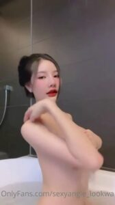 สาวไทยหน้าเด็กหีเนียน เงี่ยนจัดในห้องน้ำ นั่งยองซอยหีดุเดือด น้ำเงี่ยนพุ่งกระจายเต็มพื้น