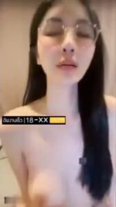 คลิปหลุด สาวแว่นนมใหญ่ซอยหีด้วยนิ้วตัวเอง น้ำเงี่ยนพุ่งกระฉูดฉ่ำเตียง