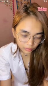 คลิปหลุด น้องแว่นหีเนียน ช่วยตัวเองโครตเงียน ล้วงหีฉ่ำน้ำครางเสียวชุดใหญ่ในห้องนอน