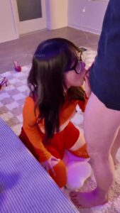 สาวฝรั่งแว่นตัวขาวอมควยใหญ่เมามันส์ แล้วโดนซอยหีแตกในคาห้องนอน