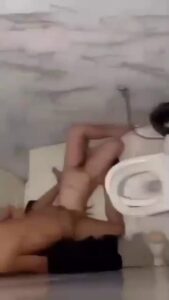 สาวเมาในห้องน้ำผับ โดนควยใหญ่ยัดหีสดยืนกระแทกแรงแตกคาหี