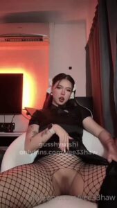 สาวอวบหีใหญ่เงี่ยนจัด นั่งซอยหีด้วยนิ้วกลางดึก ครางเสียวแบบเงียบๆ