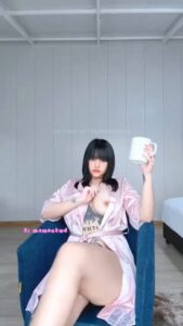 คลิปหลุด Onlyfans น้องมามูก นมใหญ่เด้งสักลาย ซอยหีเสียวบนโซฟา น้ำแตกพุ่งกระจาย