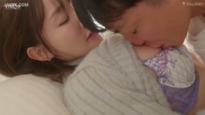 Megami Jun ซอยหีสดแรงๆ คาชุดนักเรียน นมยักษ์กระเพื่อมยับ แตกคาหีแน่นๆ