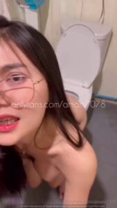 คลิปหลุด Onlyfans สาวแว่นหีฟิต นมใหญ่โดนควยใหญ่ซอยหีคาห้องน้ำ ท่าหมาแตกในคาหีน้ำเงี่ยนทะลัก