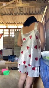 น้องสาวร้องลั่น ถูกพี่ชายซอยหีสดแรงๆ กลางห้องนั่งเล่น จนน้ำแตกคาหี