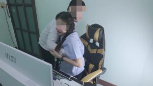 นักเรียนหีแฉะแอบดูหนังโป๊ โดนรุ่นพี่ซอยหีแตกในเสียงดังลั่น